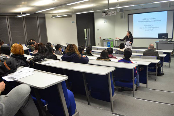 Студенты подготовительной программы Manchester Metropolitan University на занятиях