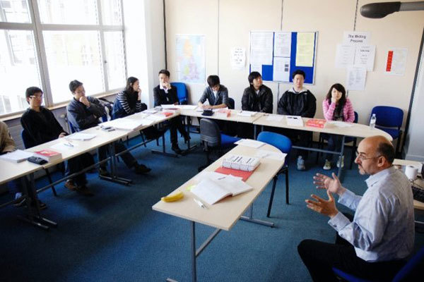 Студенты подготовительной программы Manchester Metropolitan University на занятиях