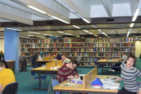 Студенты подготовительной программы Manchester Metropolitan University в библиотеке