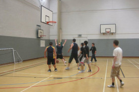 Студенты подготовительной программы Manchester Metropolitan University играют в баскетбол