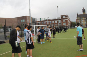 Студенты подготовительной программы Manchester Metropolitan University играют в футбол