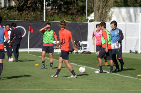 Студенты подготовительной программы Newcastle University играют в футбол