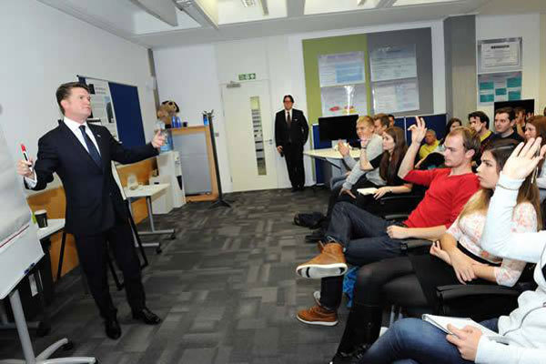 Студенты подготовительной программы Robert Gordon University на занятиях