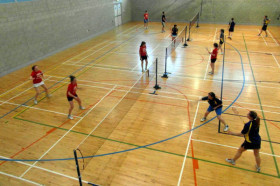 Студенты подготовительной программы Robert Gordon University играют в бадминтон