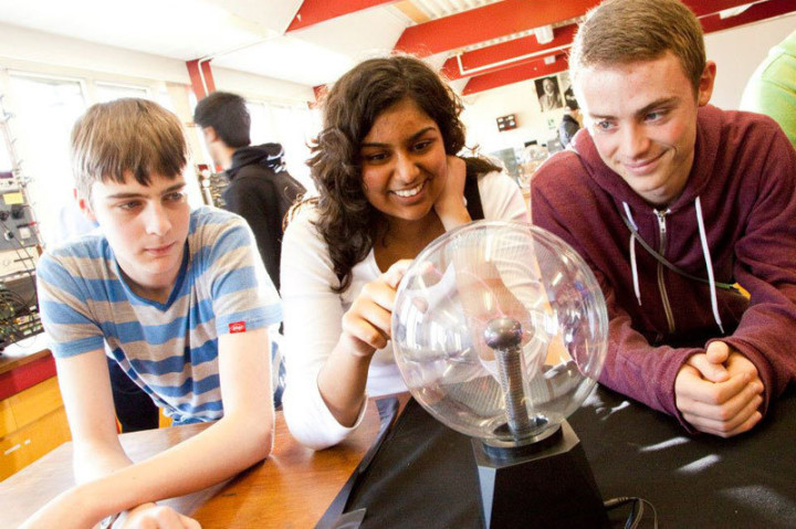 Студенты подготовительной программы Royal Holloway на занятиях по физике