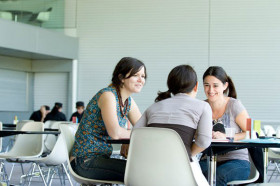 Студенты подготовительной программы University of East Anglia в кафе