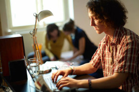 В жилой комнате для студентов