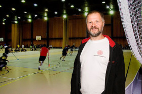 Студенты Карлова университета играют в хоккей в спортивном зале