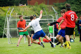 Студенты Карлова университета играют в футбол