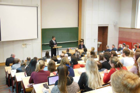 Студенты Высшей школы экономики на занятиях