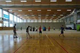 Студенты Высшей школы экономики играют в хоккей в спортивном зале