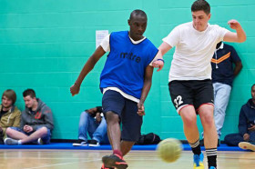 Студенты Anglia Ruskin University играют в футбол