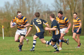 Студенты Anglia Ruskin University играют в регби