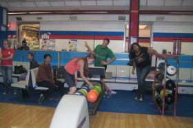 Студенты John Cabot University играют в боулинг