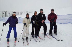 Студенты City University of Seattle катаются на лыжах