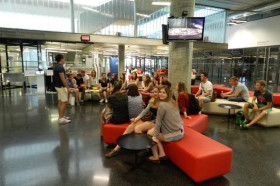 Студенты Чешского технического университета в холле