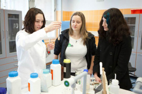 В лаборатории университета