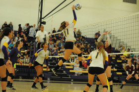 Студенты California Lutheran University играют в волейбол