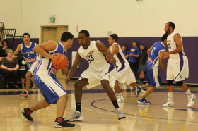 Студенты California Lutheran University играют в баскетбол