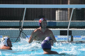 Студенты California Lutheran University играют в водное поло