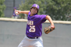 Студенты California Lutheran University играют в бейсбол