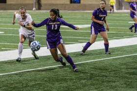 Студенты California Lutheran University играют в футбол