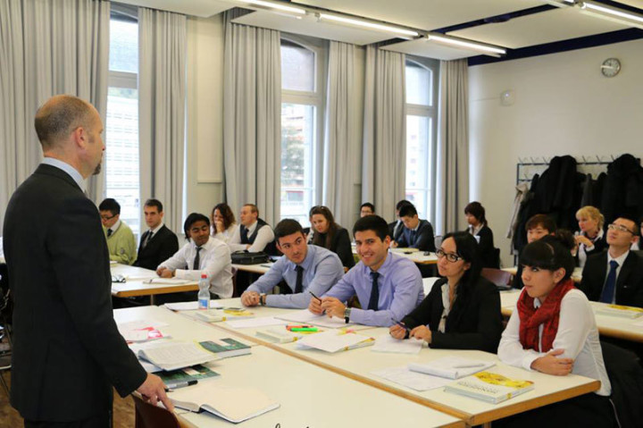 Студенты Business and Hotel Management School на занятиях