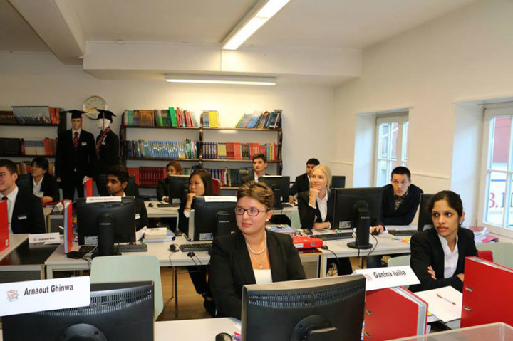 Студенты Business and Hotel Management School на занятиях