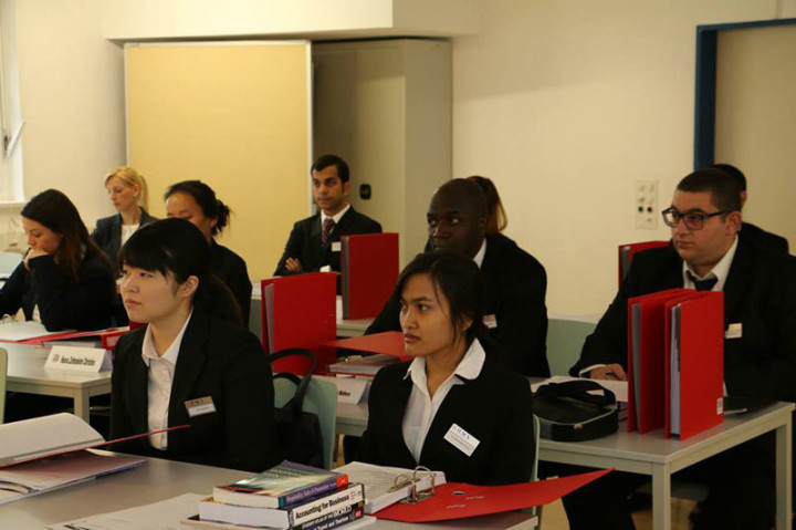 Студенты Business and Hotel Management School на занятиях