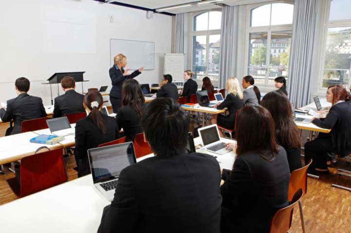 Занятия в Business and Hotel Management School