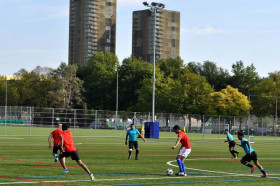 Студенты Business and Hotel Management School играют в футбол