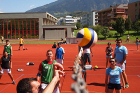 Студенты Cesar Ritz Colleges Switzerland играют в волейбол