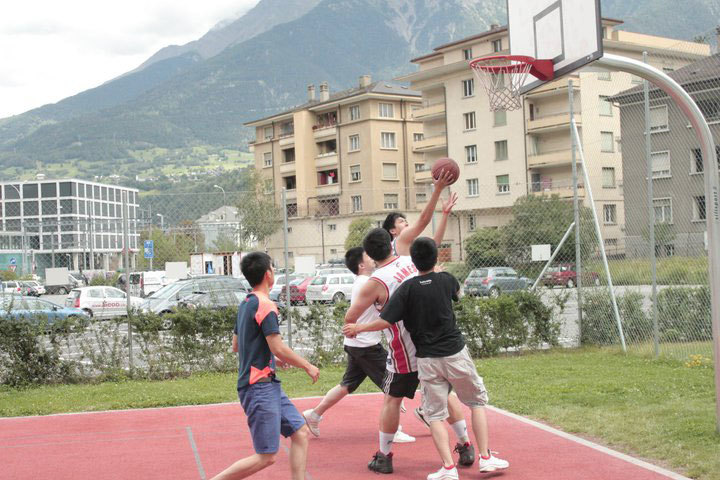 Студенты Cesar Ritz Colleges Switzerland играют в баскетбол