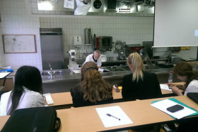 Студенты Les Roches School of Hotel Management на занятиях