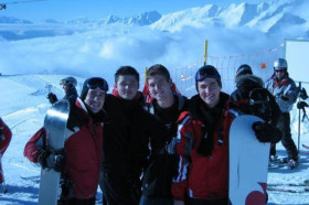 Студенты Les Roches School of Hotel Management катаются на сноуборде