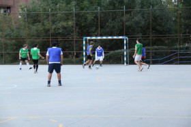 Студенты Cesine Business School играют в футбол