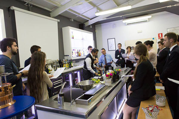 Студенты Les Roches School of Hotel Management на занятиях