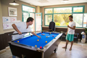 Студенты Les Roches School of Hotel Management играют в бильярд