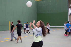 Студенты Les Roches School of Hotel Management играют в волейбол