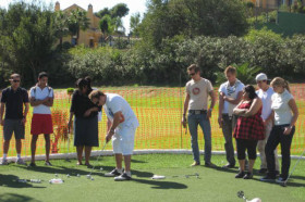 Студенты Les Roches School of Hotel Management играют в гольф