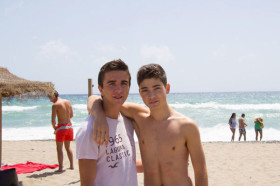 Студенты Les Roches School of Hotel Management на пляже