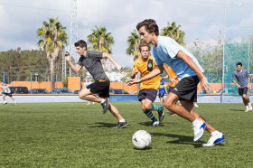 Студенты Les Roches School of Hotel Management играют в футбол