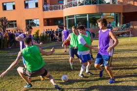 Студенты Les Roches School of Hotel Management играют в футбол