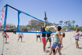 Студенты Les Roches School of Hotel Management играют в волейбол