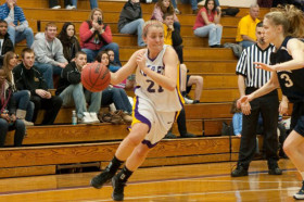 Студенты Alfred University играют в баскетбол