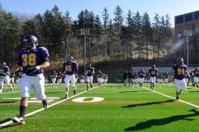 Студенты Alfred University играют в американский футбол