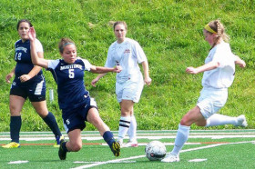 Студенты Alfred University играют в футбол