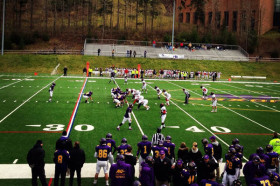 Студенты Alfred University играют в американский футбол