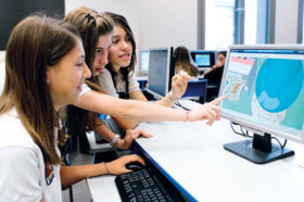 На уроках в Caxton College