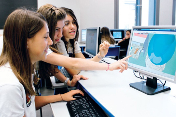 На уроках в Caxton College